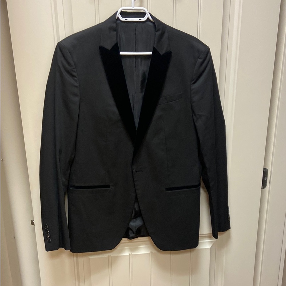 Zara Black Tuxedo with Peak Lapels and Modern Fit